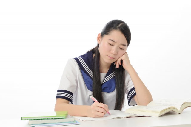 考えながら勉強をする学生